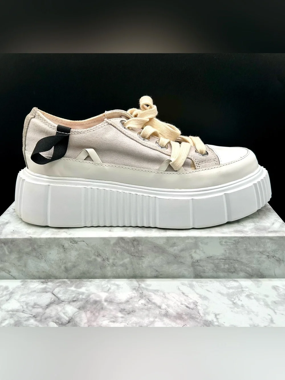 SNEAKERS Canvas and Platform Sole. EU size 39